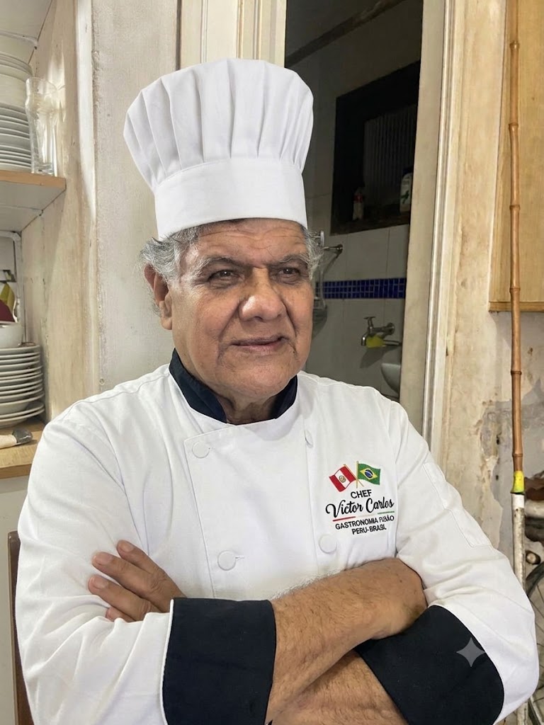 Chef Victor Carlos de dólmã e chapéu de mestre